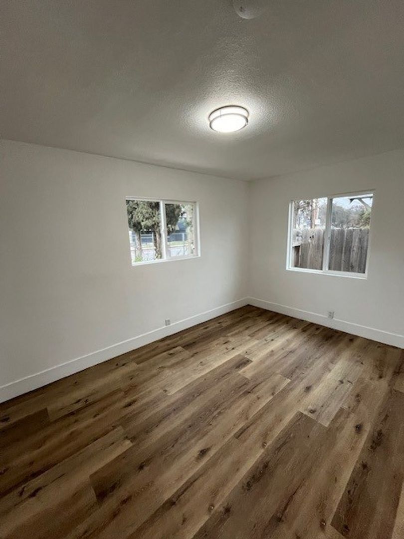 Building Photo - 916 N Mooney Blvd