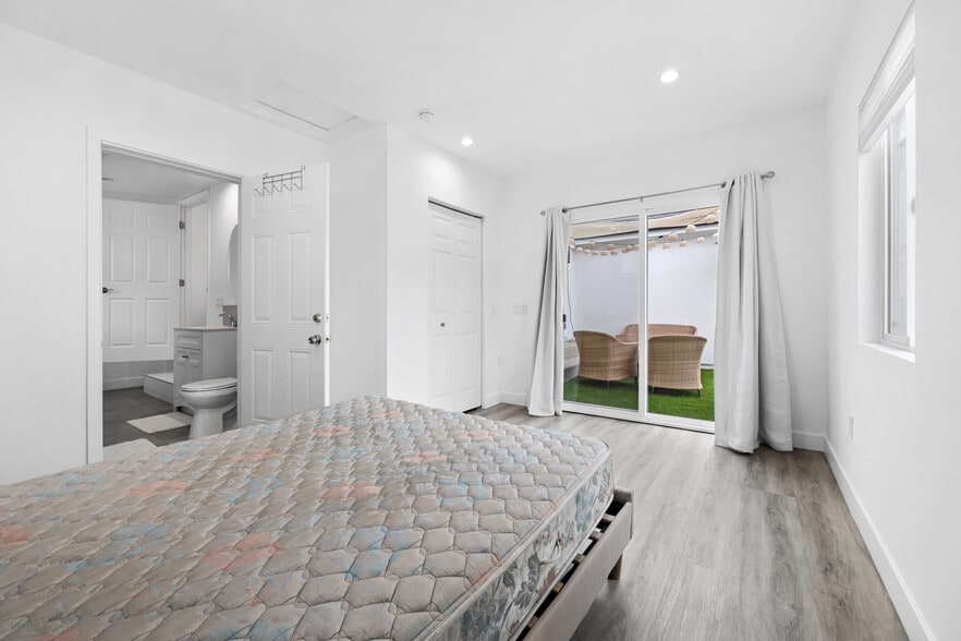 Building Photo - 18015 Collins St