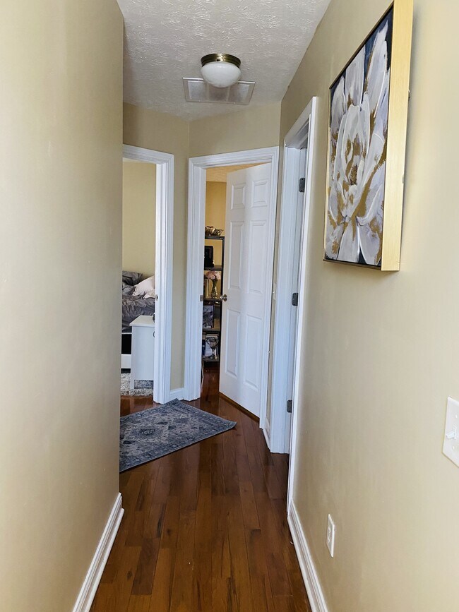 Building Photo - 521 E 1st St