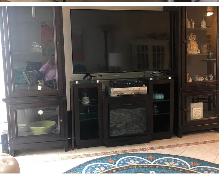 Large tv - 1800 Roundhill Rd