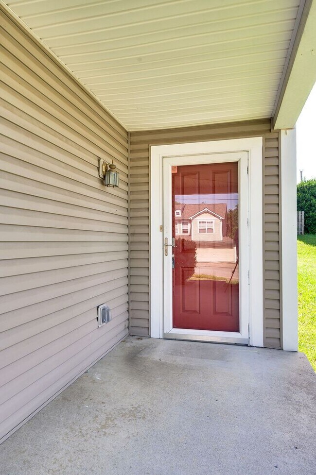 Building Photo - Awesome 4BE-Office/Bonus Room/ 2BA Home in...