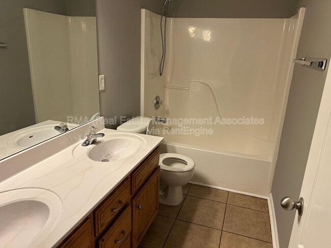 Building Photo - 648 Lynchburg St