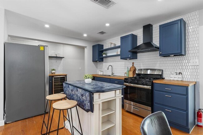 Building Photo - 3400 Santa Fe Dr