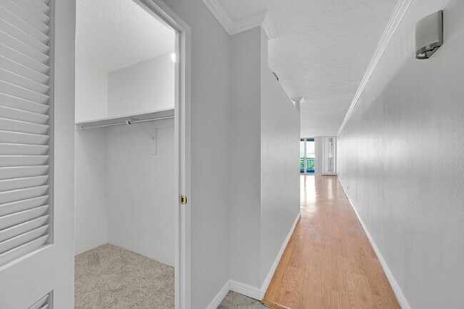 Building Photo - $1,795 - 1 Bed, 1 bath Condo in Denver wit...