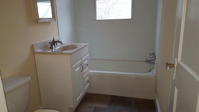 Building Photo - 113 Benton St