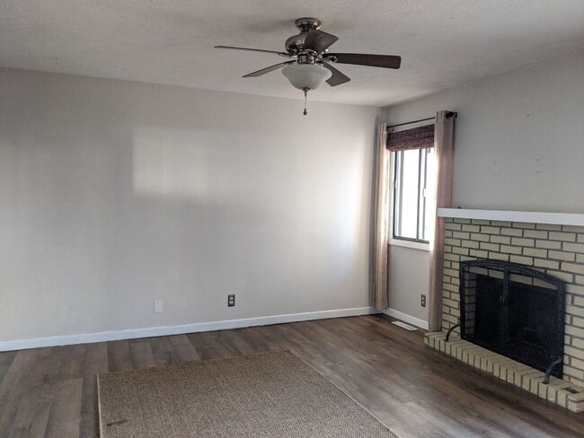 Building Photo - Cute 3 Bedroom Condo