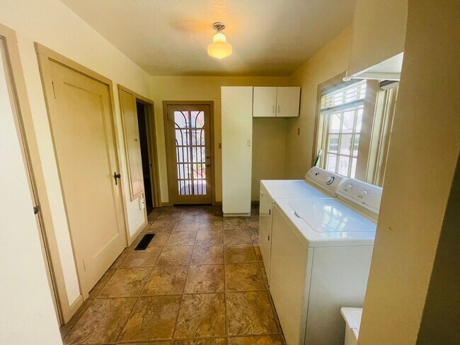 Building Photo - Gorgeous 3bed/2bath home in East Sac