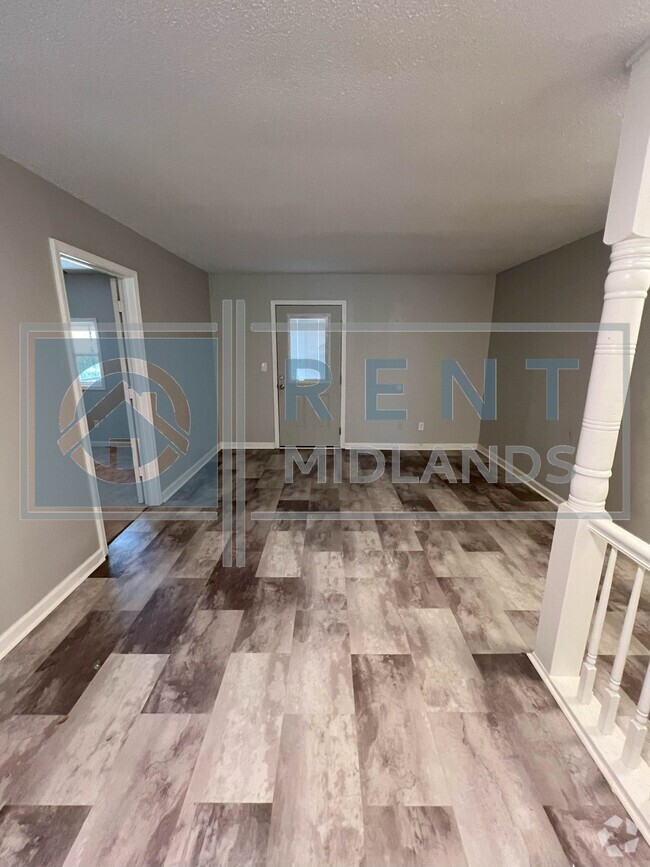 Building Photo - COMING SOON: Newly Renovated 2 Bedroom Apa...