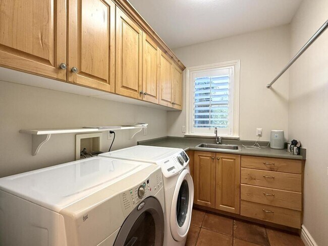 Building Photo - 1615 E Lakeview Way