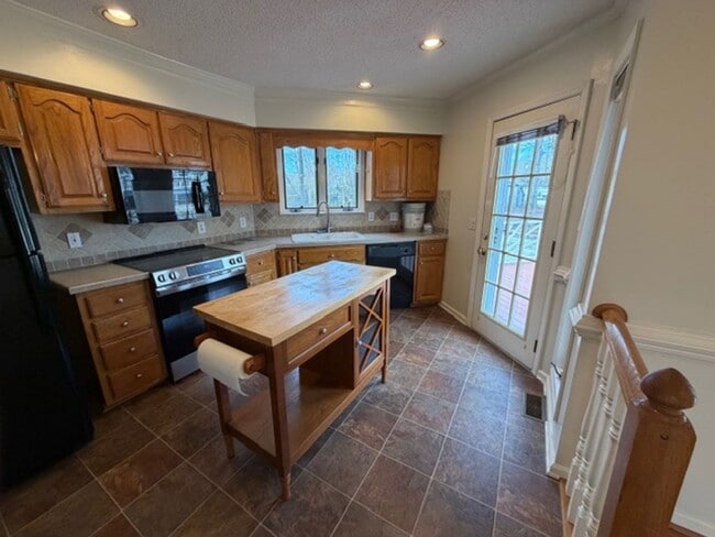 Building Photo - Elon