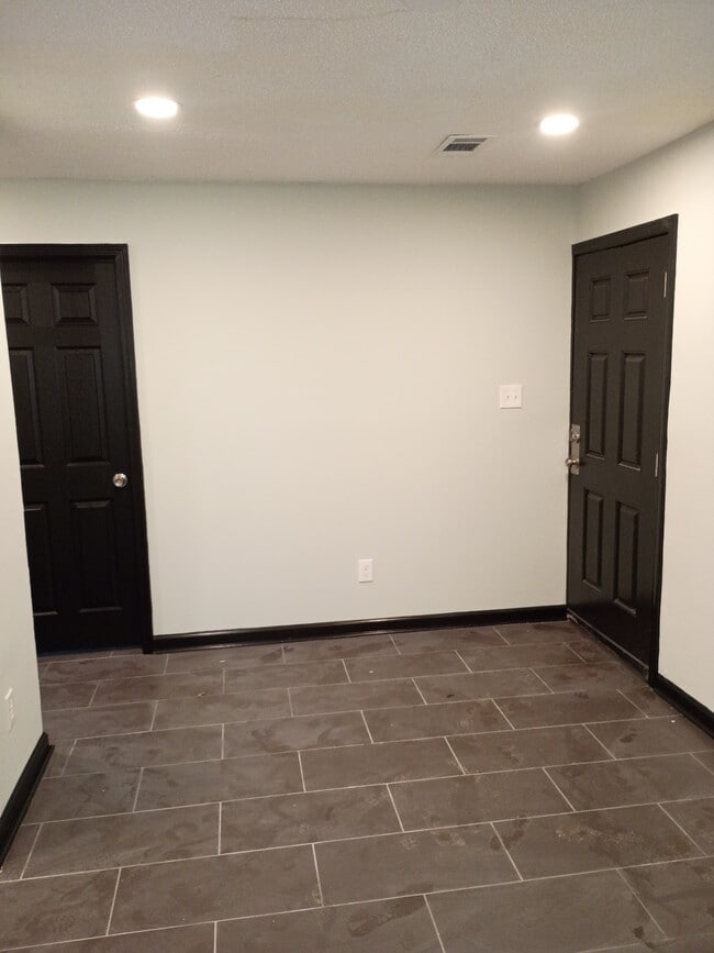 Building Photo - 2392 Zanone Ave