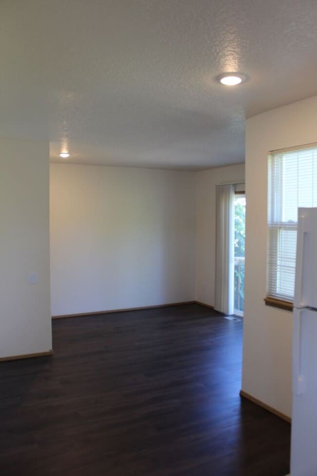 Building Photo - 3 bedroom, 2 1/2 bath home in quiet Scappoose neighborhood near parks