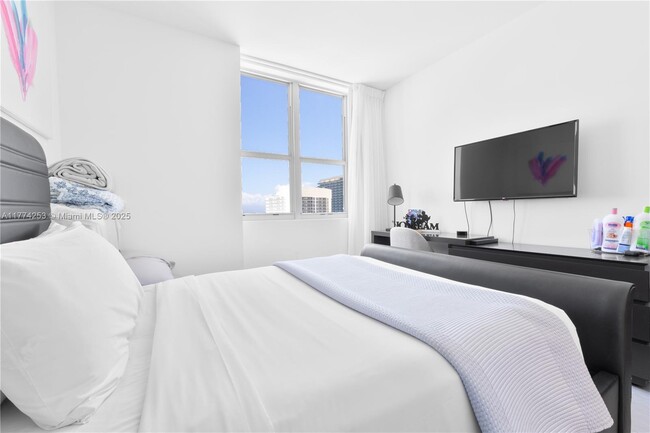 Building Photo - 4010 S Ocean Dr