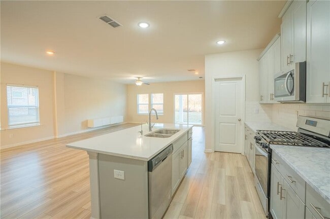 Building Photo - 1060 Sunny Lk Dr