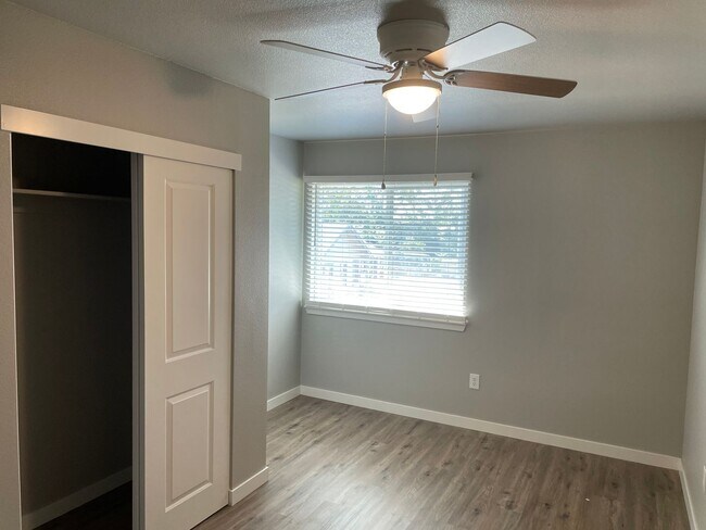 Building Photo - Available Now! 3 Bed/2 Bath Close to Downtown Lodi