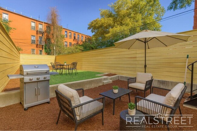 Building Photo - Charming 2 Bed 1.5 Bath Upper Duplex in Bushwick with Garden