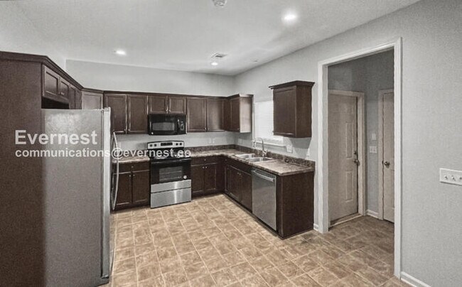 Building Photo - 3 Bed/2 Bath Home with Garage / Pet-Friendly / Available Now!