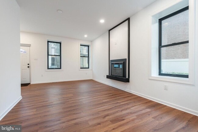 Building Photo - 32 E Elm St