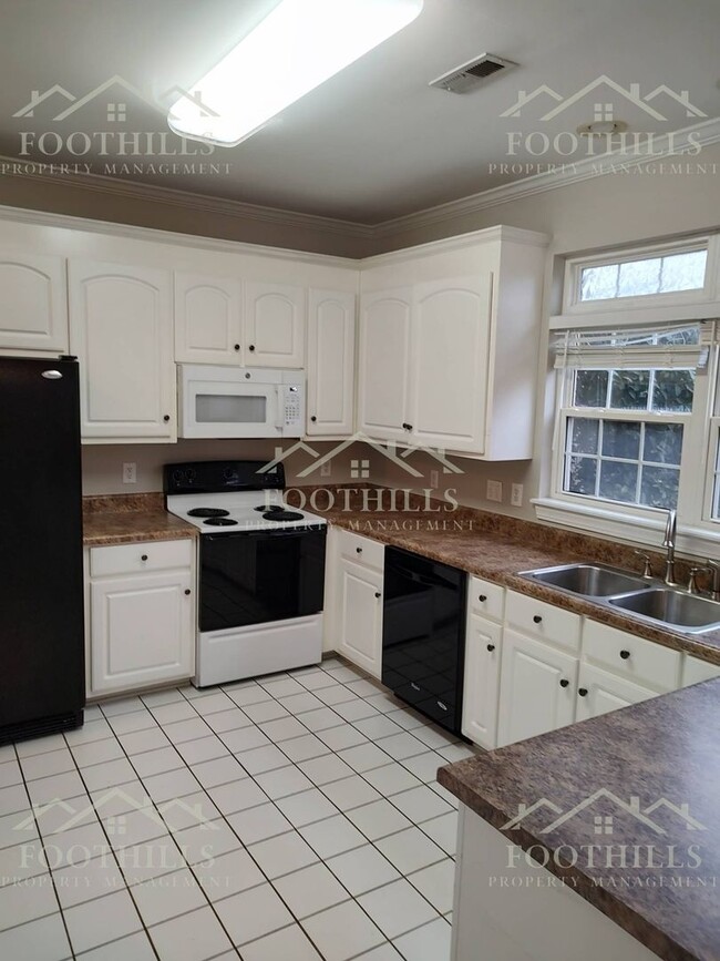 Building Photo - 901 Autumn Oaks