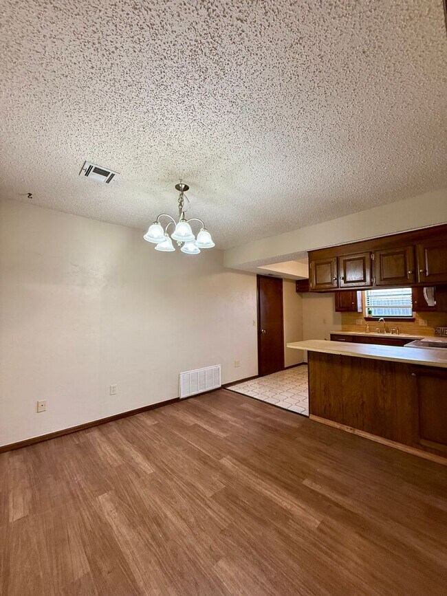 Building Photo - 1368 Cedarbrook Ln