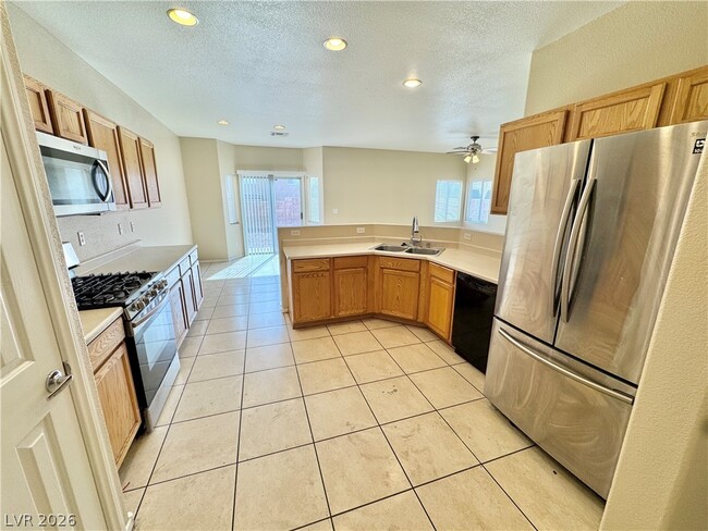 Building Photo - 3805 Hollycroft Dr