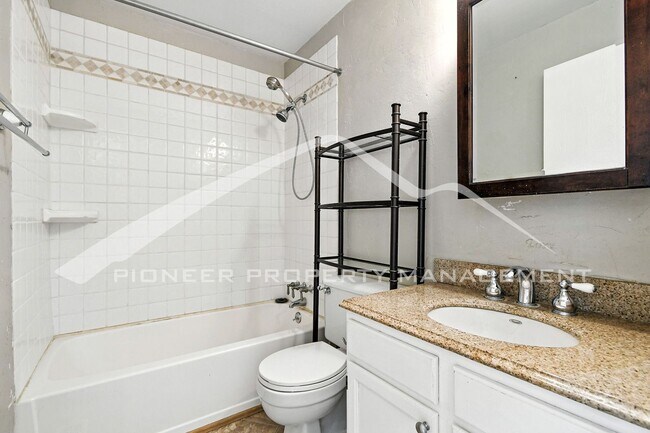 Building Photo - Spacious Home with Washer/Dryer and Centra...