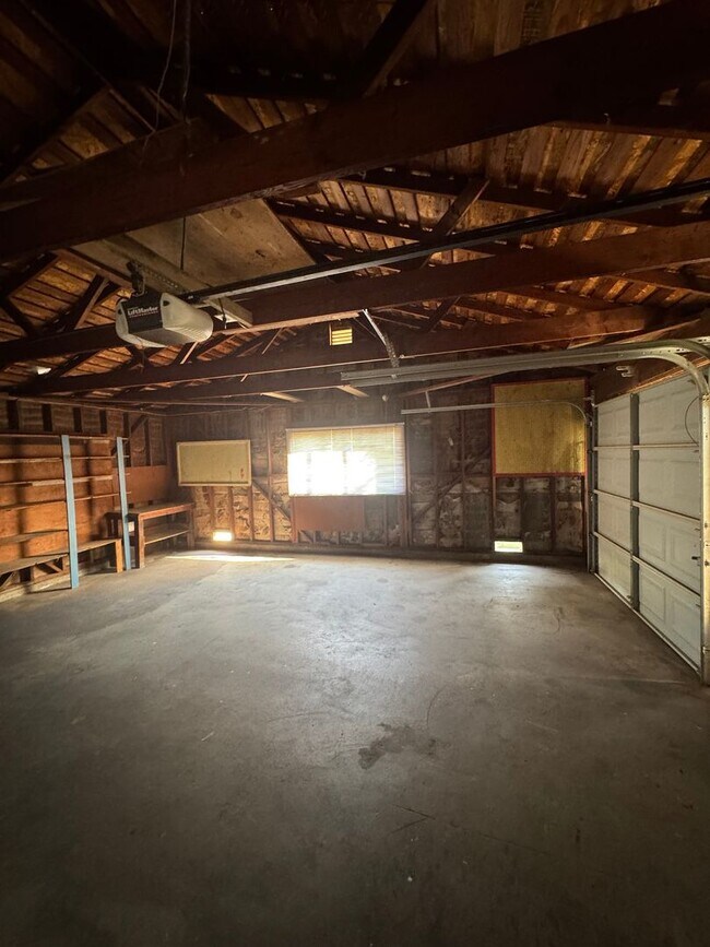 Building Photo - Charming Home Rent Ready !