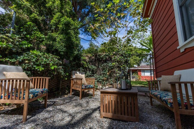 Building Photo - 703 Manzanita Ave