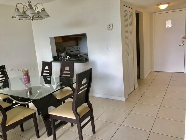Building Photo - 9310 Fontainebleau Blvd