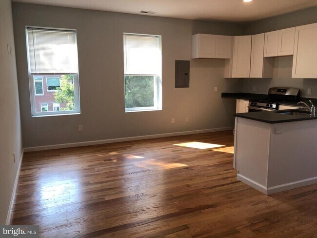 Building Photo - 441 Leverington Ave