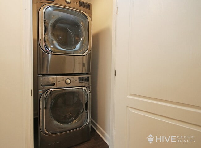 Building Photo - Modern 3BR Townhouse with Private Backyard...