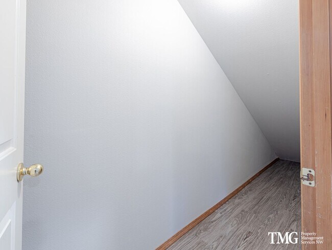 Building Photo - Grand 5+ Bedroom Home in Desirable Garden Home- Raleigh Hills Location with 2800 Sq Ft!