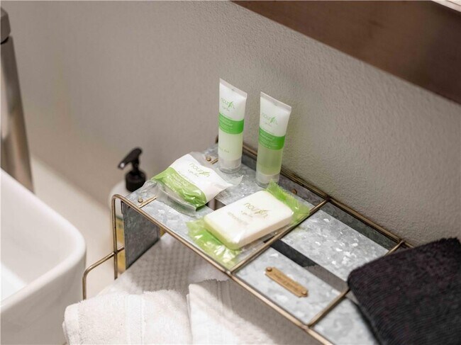 Building Photo - 352 W 5th St