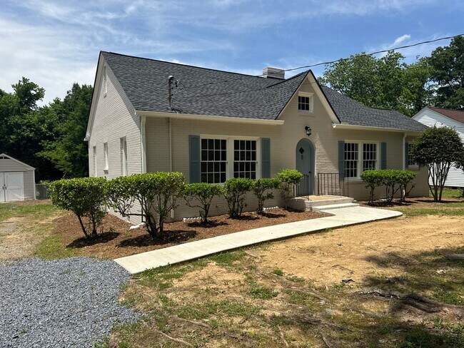 Building Photo - Renovated 3/2.5 House with bonus room in South Rome- $1,795