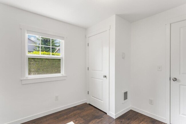 Building Photo - Charming Two Bedroom Haven in SE Portland!