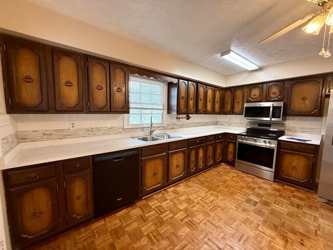 Building Photo - 303 Robin Dr