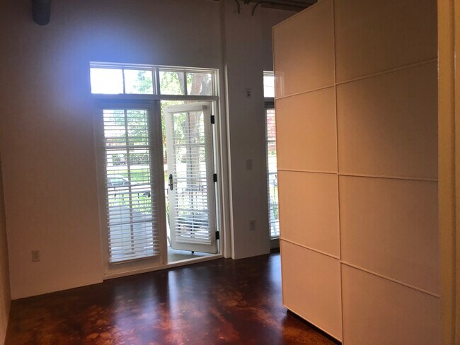 Building Photo - 2064 Herschel St