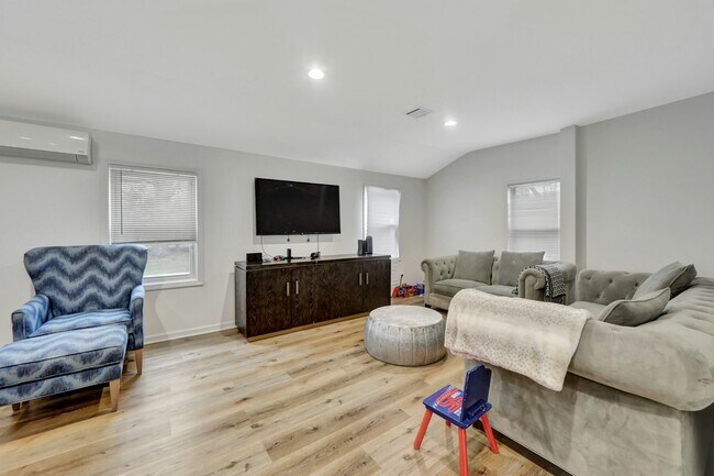 Building Photo - 167 Rockwood Pl