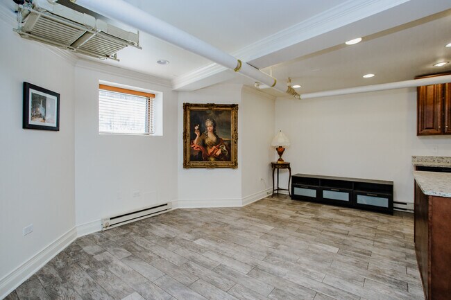 Building Photo - 622 W Briar Pl