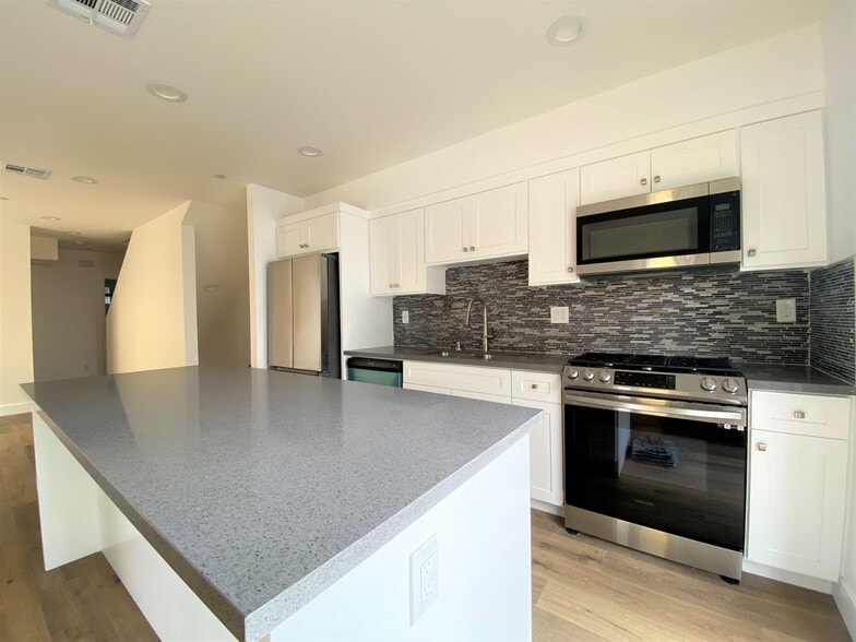 Building Photo - 545 N Kingsley Dr