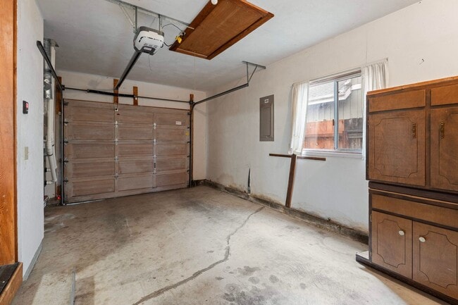 Building Photo - Large 2 bedroom 2 bathroom duplex with garage! $500 OFF YOUR FIRST MONTH’S RENT!