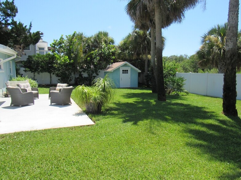 Patio and storage shed - 16 Hillside Dr