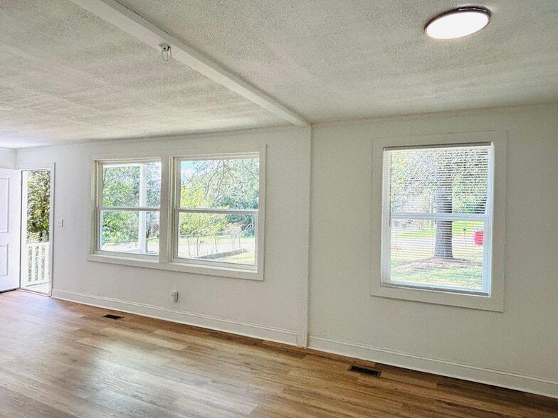 Building Photo - 1615 Engle Dr