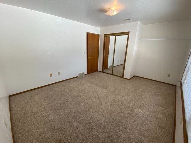 Building Photo - E432 Bay Ln