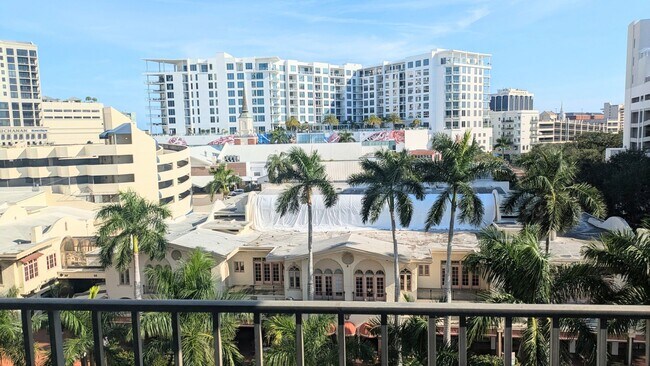 Building Photo - High end condo on waterfront downtown Sarasota!