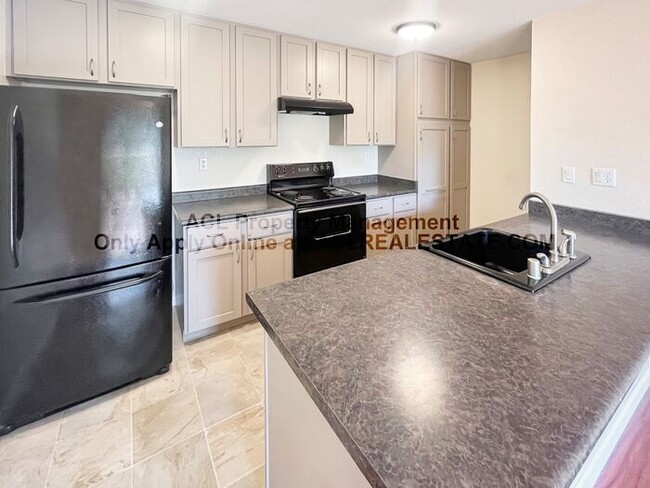 Building Photo - Quiet and Quaint Hayward Hills Condo 4 Rent