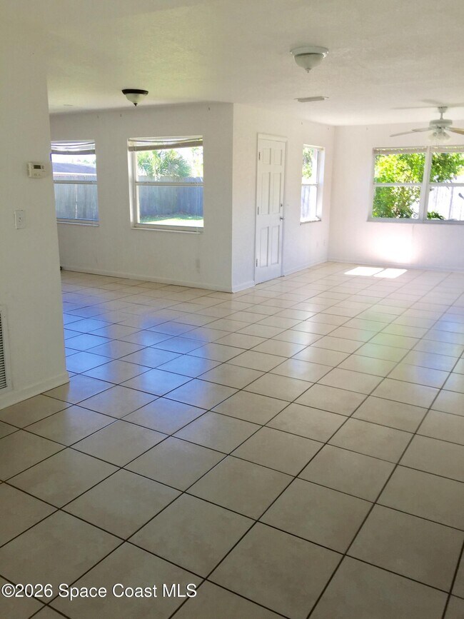 Building Photo - 955 Martinique Dr