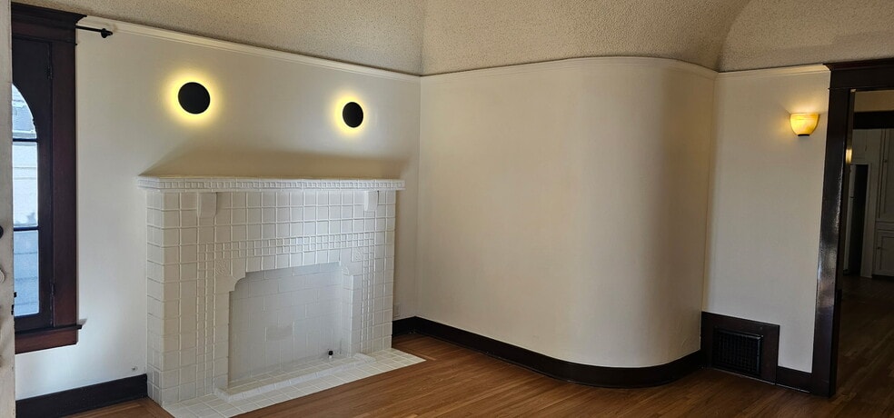 Living room - 218 1/2 N Kenmore Ave