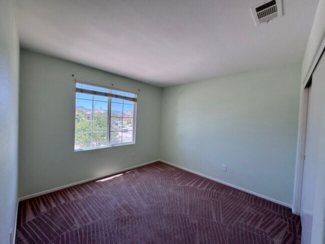 Building Photo - Beautiful Two Story 5 bedroom Home in the ...
