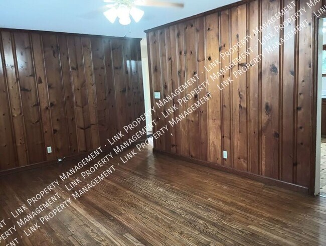 Building Photo - Don't Miss this Charming 2 bedroom with Ga...